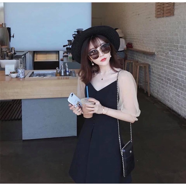 Đầm cổ V đính nút