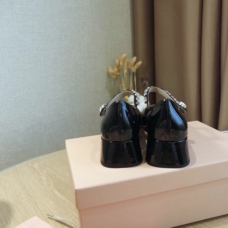Giày búp bê thời trang nữ MIUMIU da thật thiết kế kiểu dáng mũi tròn siêu xinh, có quai đính đá nhân tạo cực điệu đà.