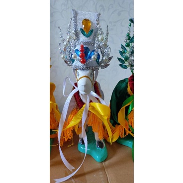 Tượng 5 ông ngựa và áo mão.