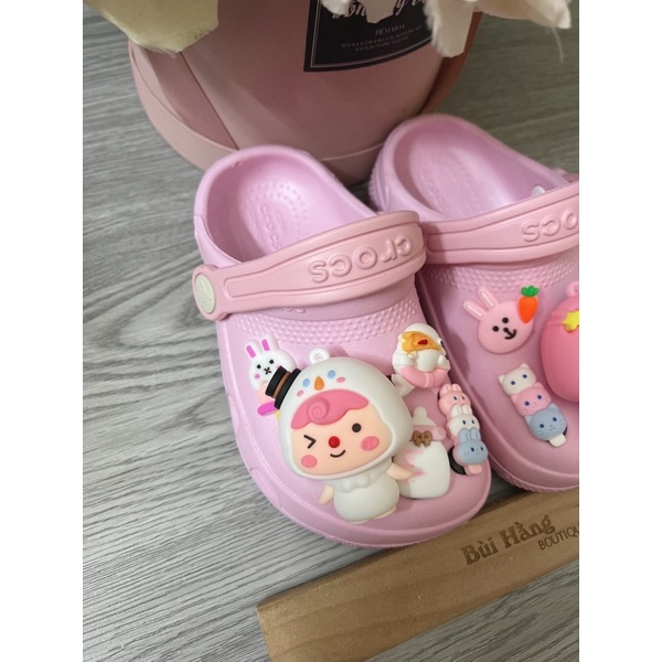 Dép cờ róc xuất dư hịn full charm tên