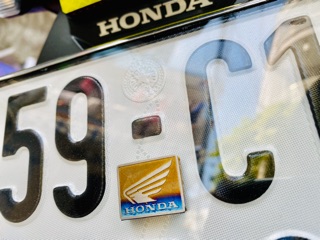 Tem Logo Honda Dán Bợ Cổ & Biển Số Xe Máy Chất Liệu Titan