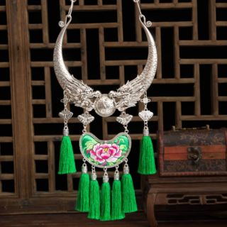 Kiềng cổ thêu hoa văn