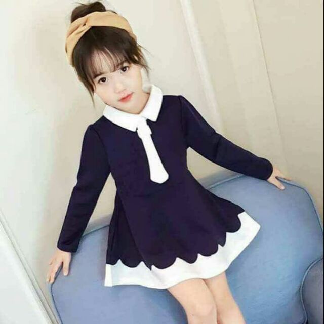 Đầm bé gái tay dài xanh đen viền trắng siêu kute kết hợp với cà vạt trắng nổi bật. Hàng quảng chất vải mềm mịn thoải mái