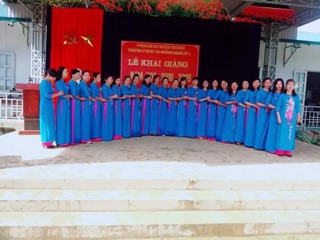 Áo dài thêu thủ công