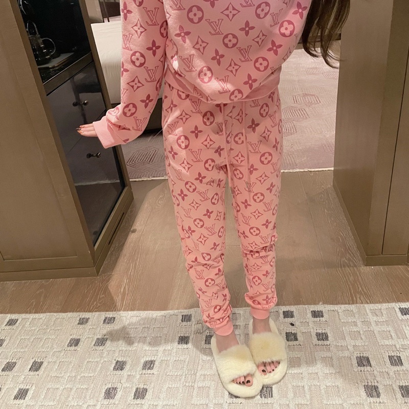 Bộ nỉ thể thao cho nữ hoạ tiết chữ nhỏ thương hiệu thời trang cao cấp Louis Vuitton LV