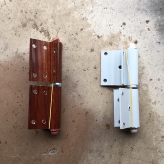Bản lề nhôm trắng và nâu ( giả gỗ ) giá 1c