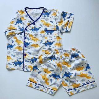 Bộ đùi cho bé, họa tiết chú khủng long thân thiện, vải thô lụa Hàn 100% cotton mềm mịn, thoáng mát, thấm hút mồ hôi.
