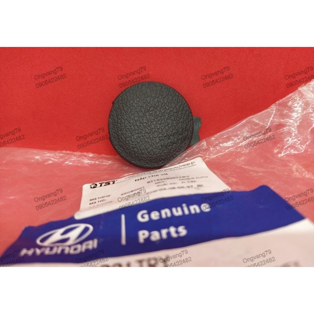 Nắp che vít hạ lốp dự phòng xe Hyundai Solati - giá 1 cái - Mã số: 8315259001TRY