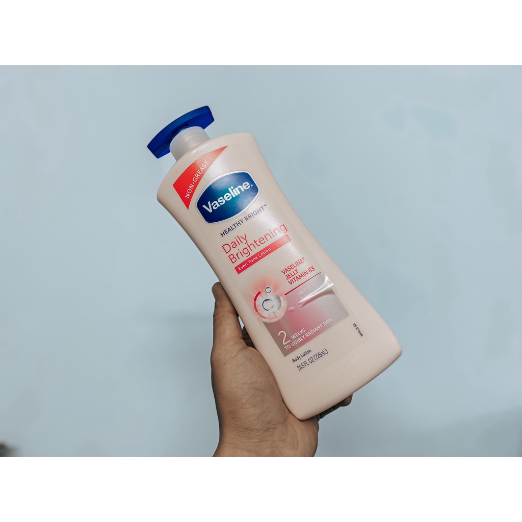 kem, sữa dưỡng thể VASELINE Daily Brightening vòi xanh cung cấp vitamin B3 trắng sáng cho da 725ml