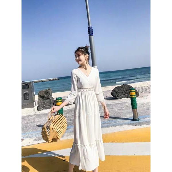 Váy trắng cổ V phối ren