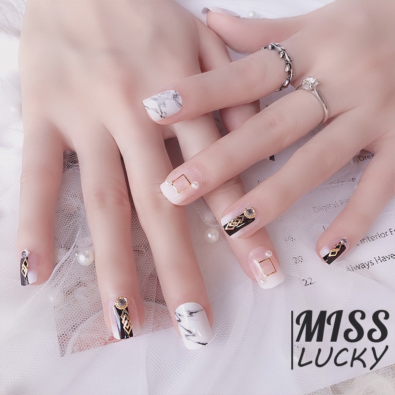 24 Đầu móng tay giả hai màu đen trắng dễ thương bắt mắt