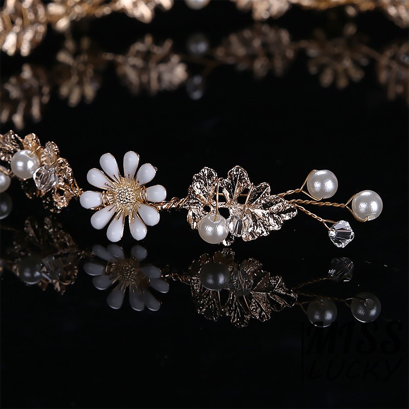 Cài tóc phối hoa thiết kế thanh lịch cho cô dâu