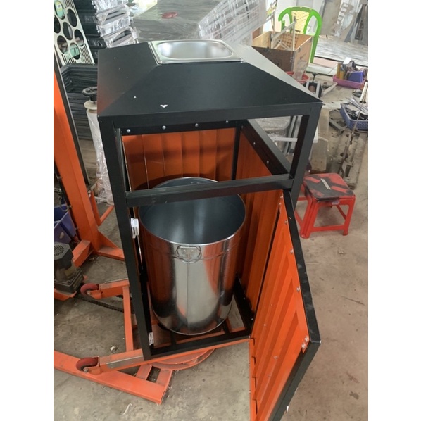 Thùng rác công cộng ngoài trời có cửa, có gạt tàn inox 304