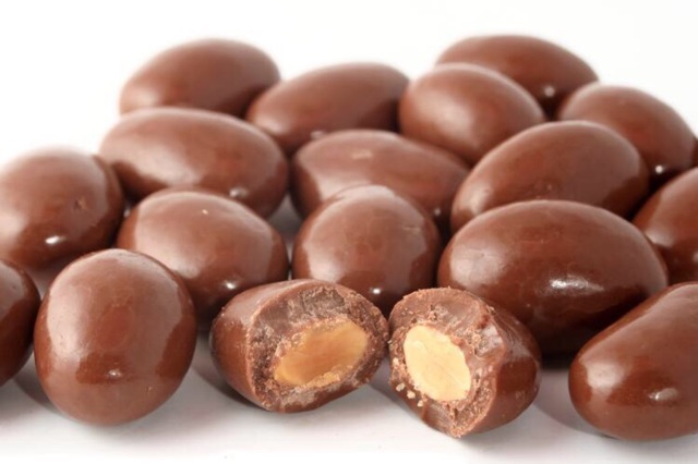 Date 10/2021) Chocolate Sữa Bọc Hạnh Nhân Kirland Almonds Của Mỹ-