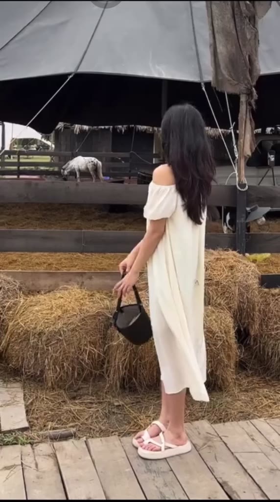 Váy maxi tơ lụa Forgirl đầm dáng dài cổ yếm khoét vai điệu đà | BigBuy360 - bigbuy360.vn