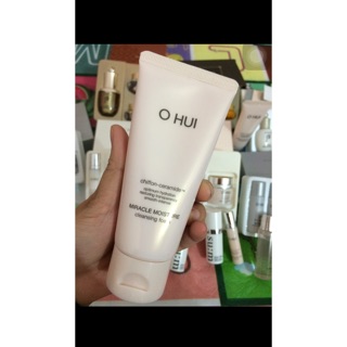 Ohui miracle moisture cleansing foam - Sữa rửa mặt trắng da