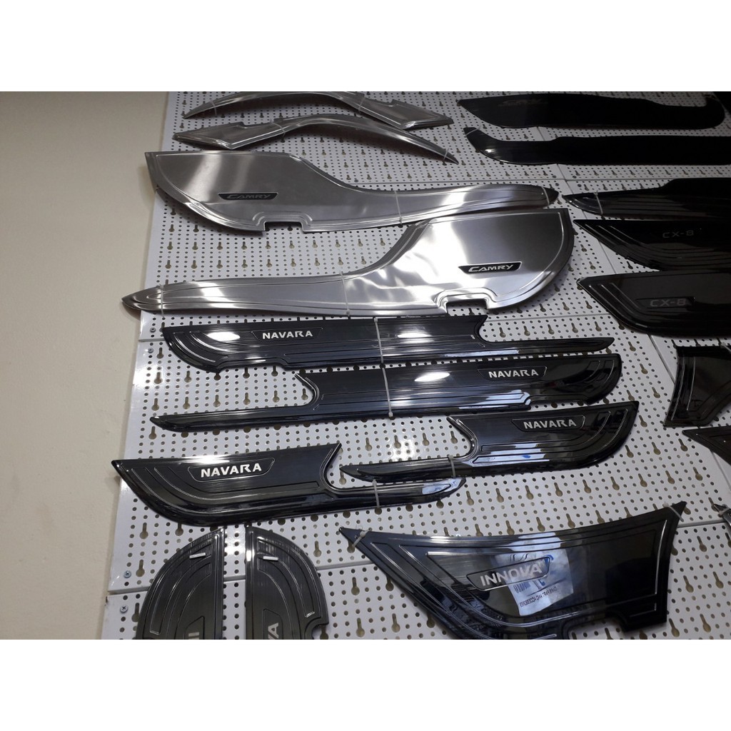 Bộ 4 ốp tapli cửa xe Nissan Navara NP300 đời 2016 đến 2020 mẫu titan cao cấp + tặng kèm keo dính thêm