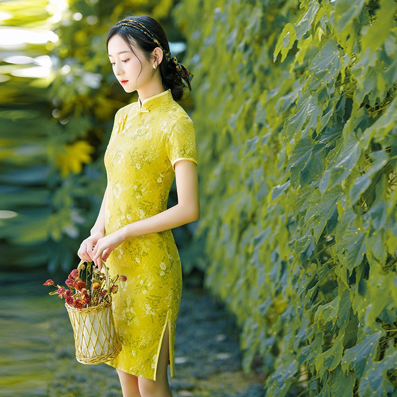 ✓♨♘Sườn xám mới mùa hè năm 2021 kiểu Trung Quốc cổ đứng màu vàng cô gái ngắn văn học váy thời trang nhỏ