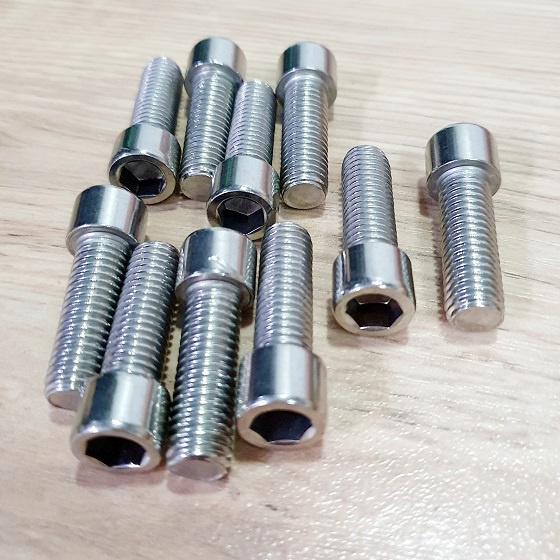 Set Gồm 5 Con Bulong Đầu Trụ Lục Giác Chìm Size M10x30 Chiều Dài 39mm Inox Bền Bỉ Cứng Cáp