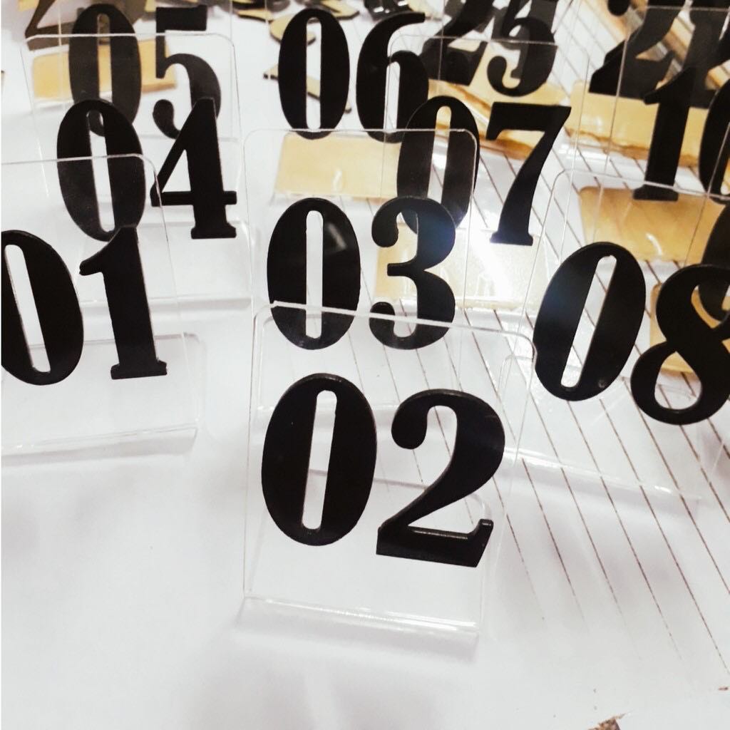 Thẻ số để bàn mica (acrylic) chữ L, chọn màu theo yêu cầu