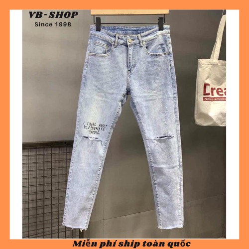 Quần jean nam màu xanh dương rách gối in chữ vải dày cầm nặng tay mã 9600