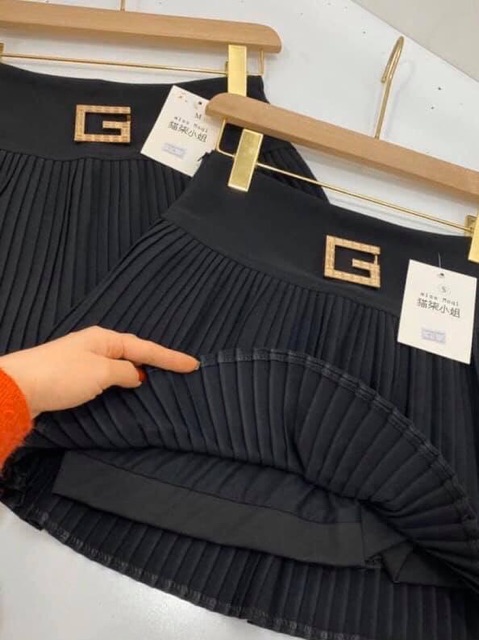 Chân váy đen xếp ly chữ G | BigBuy360 - bigbuy360.vn