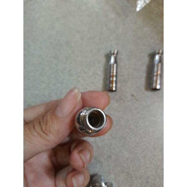 Cặp van vặn nắp vòi Inox gắn cho nhiều loại xe.