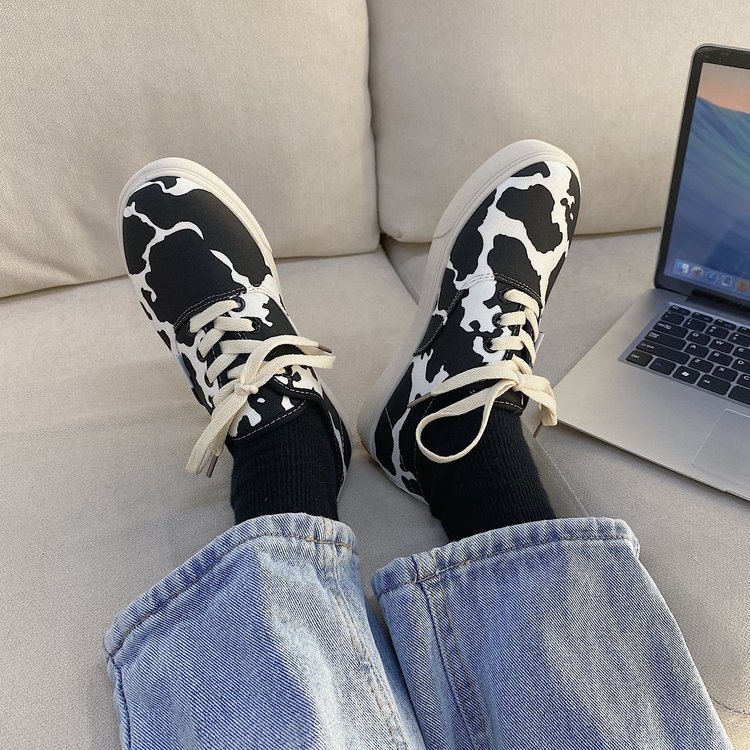 Giày thể thao đế bằng họa tiết bò sữa phong cách Hàn Quốc thời trang sành điệu | BigBuy360 - bigbuy360.vn