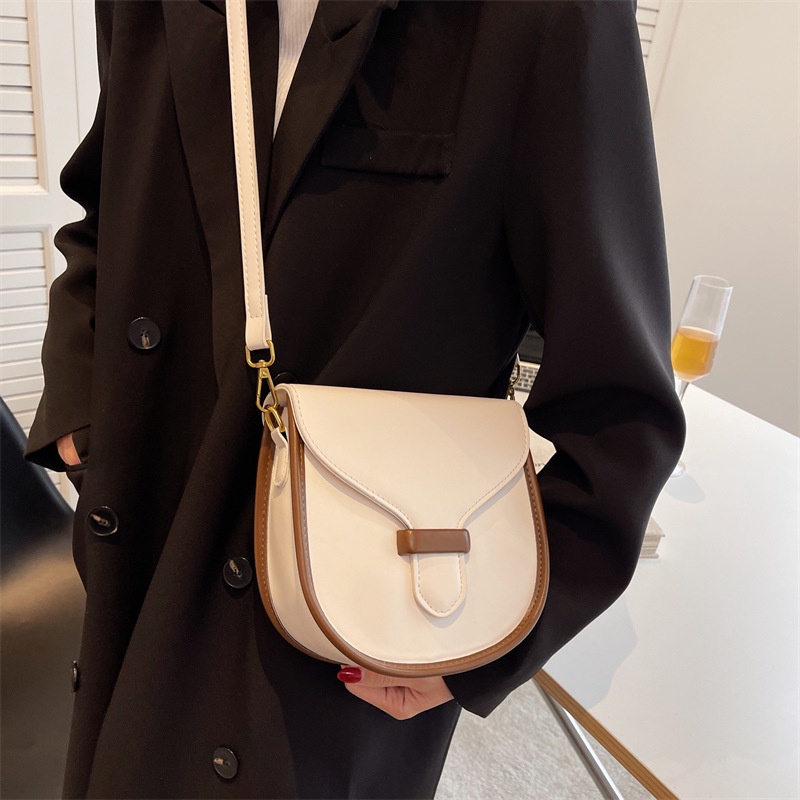 Túi Đeo Chéo Kiểu Dáng Chữ U Viền Nâu Kết Hợp Trắng Đen Kẹp Nách Da PU Trơn Hai Quai Màu Vintage Túi Xách Nữ Hàn Quốc