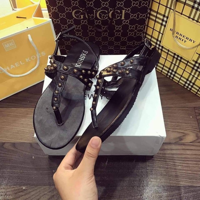 Dép xỏ ngón