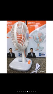 Quạt tích điện mini kèm đèn led