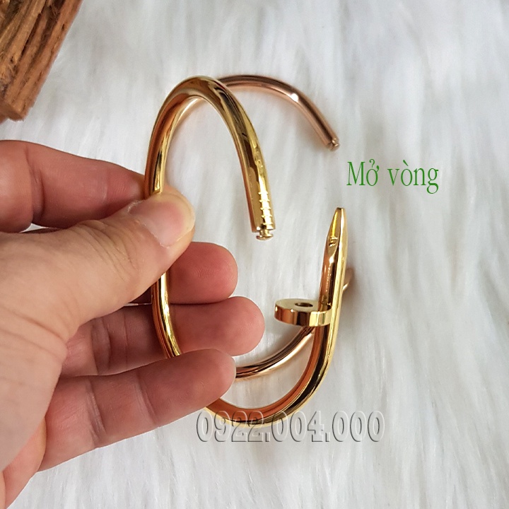 Vòng đinh uốn bảng dày cho tay nam.