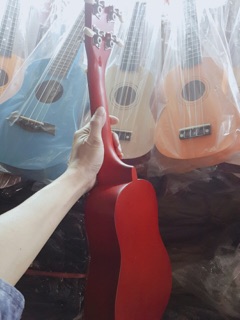 Ukulele màu gỗ lưng đỏ