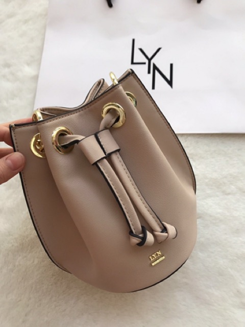 Túi L Y N xuất dư