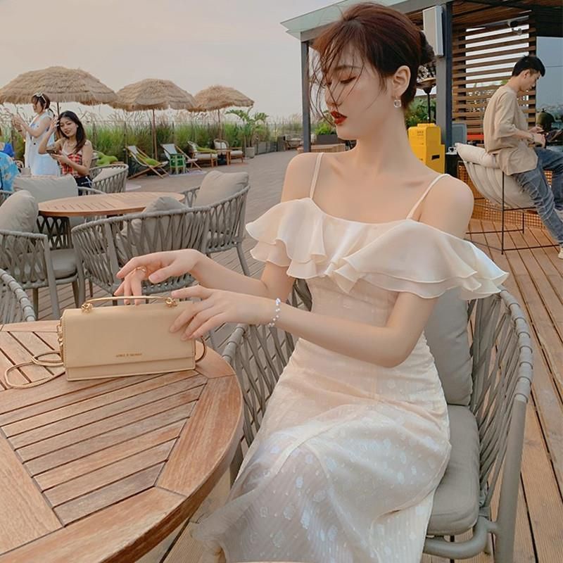 Váy trễ vai bèo hai dây màu trắng dự tiệc chất voan đẹp