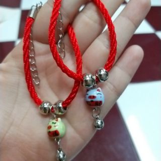 Vòng tay dây xoắn đỏ đen heo sứ mini nhiều màu. 25k