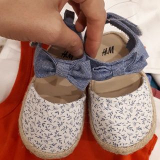 Combo dép hm, váy carter và yếm zara