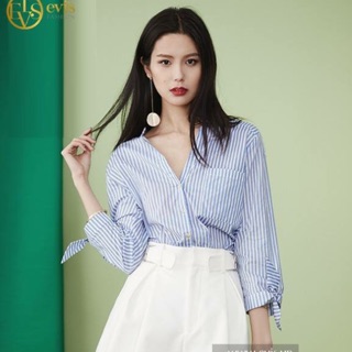 Áo sơ mi cổ V kẻ sọc xanh