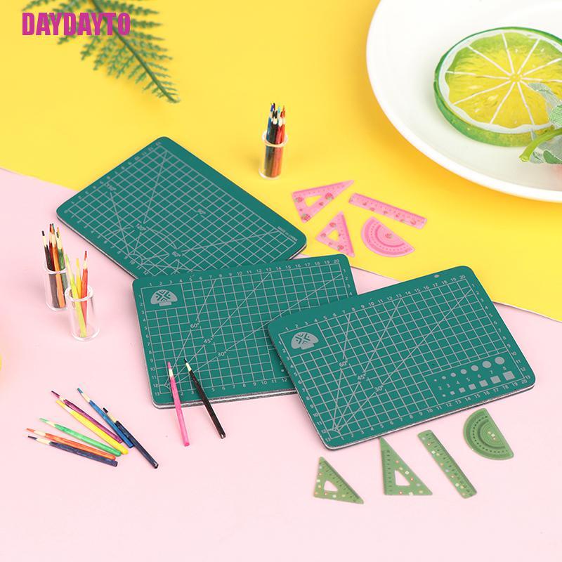 [DAYDAYTO] 1Set 1:12 Scale Dollhouse Miniature Cutting Mat Ruler Pencil Pen Holder Model