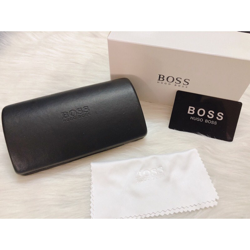 Hộp đựng kính Hugo Boss có thể đựng được kính to bản