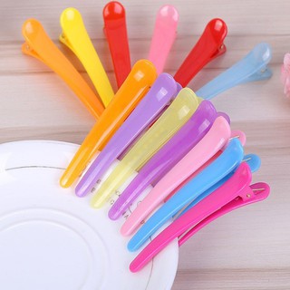 Một chiếc kẹp tóc mỏ vịt bằng nhựa màu ngẫu nhiên