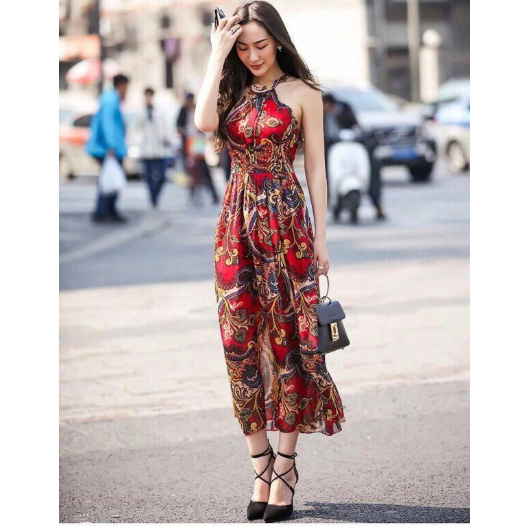 Đầm maxi hoa văn đỏ cổ yếm