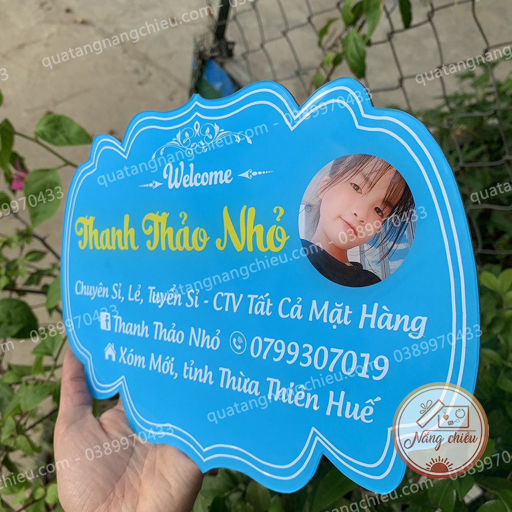 Bảng hiệu mica in và thiết kế theo yêu cầu_ in hình và tên, chất liệu mica sáng bóng và an toàn cho người sử dụng