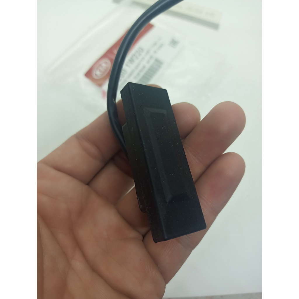 Công tắc mở cốp sau, cao su mở cốp sau xe Morning, I10, Picanto, Rio, Accent, (Mã: 812601W220)