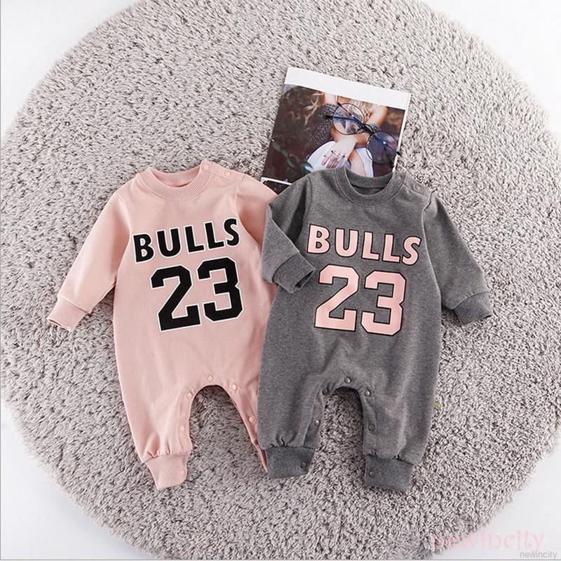 Jumpsuit tay dài hoạ tiết chữ in phong cách Hàn Quốc cho bé