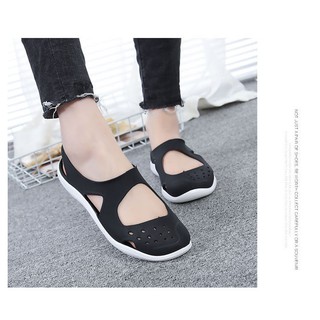 Giày cao su dẻo đi nhẹ và êm