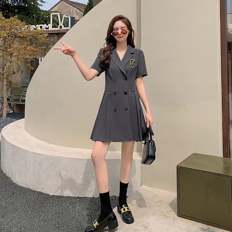 Váy cổ vest thêu logo