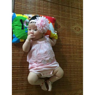 Body yếm phối ren cổ nơ cho bé