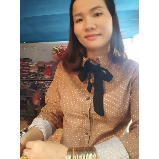 Áo sơ mi chấm bi phối nơ