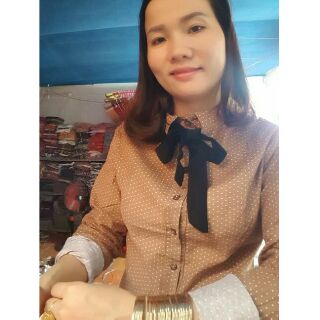Áo sơ mi chấm bi phối nơ